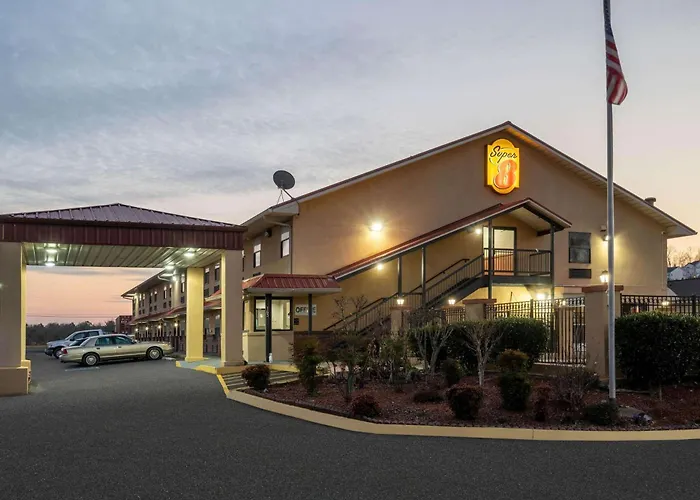 Resort: Super 8 By Wyndham Cleveland