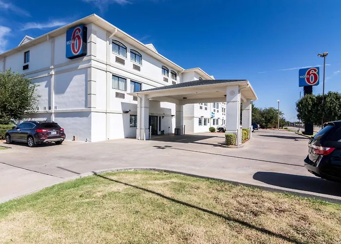 Hotel with pool: Motel 6-Oklahoma City, Ok