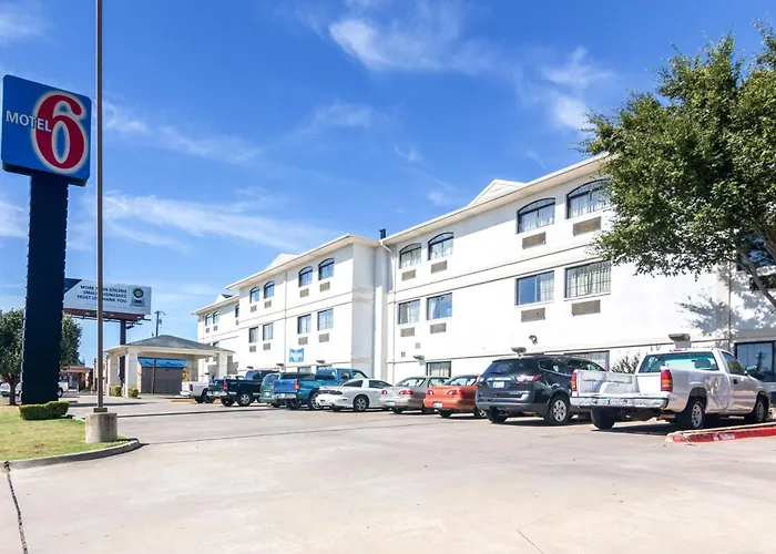 Hotel with pool: Motel 6-Oklahoma City, Ok