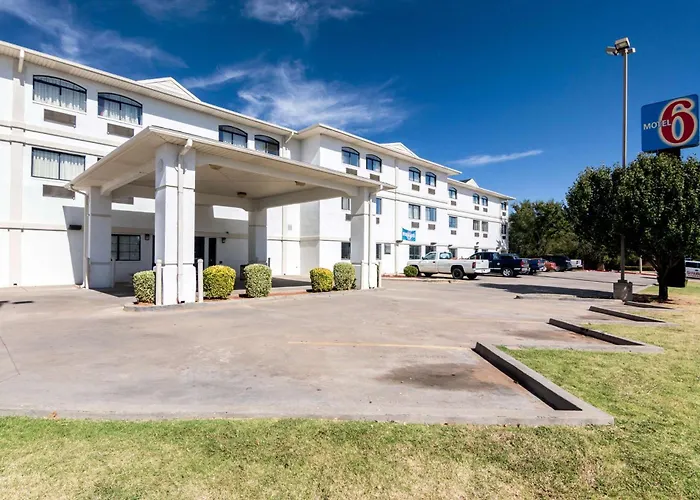 Hotel with pool: Motel 6-Oklahoma City, Ok