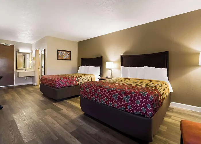 Pet Friendly hotel: Perry Inn & Suites National Fairground I 75