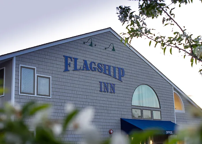 Hotel with pool: Flagship Inn