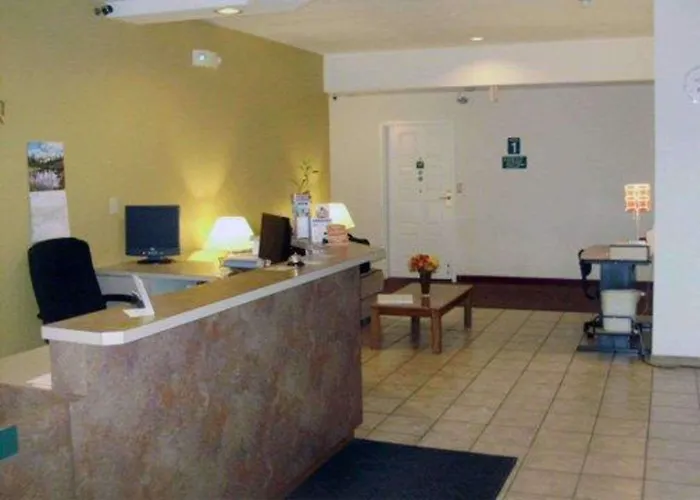 Hotel near College: Rodeway Inn Salina North