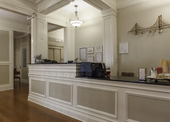 Cheap hotel: Grant Hotel