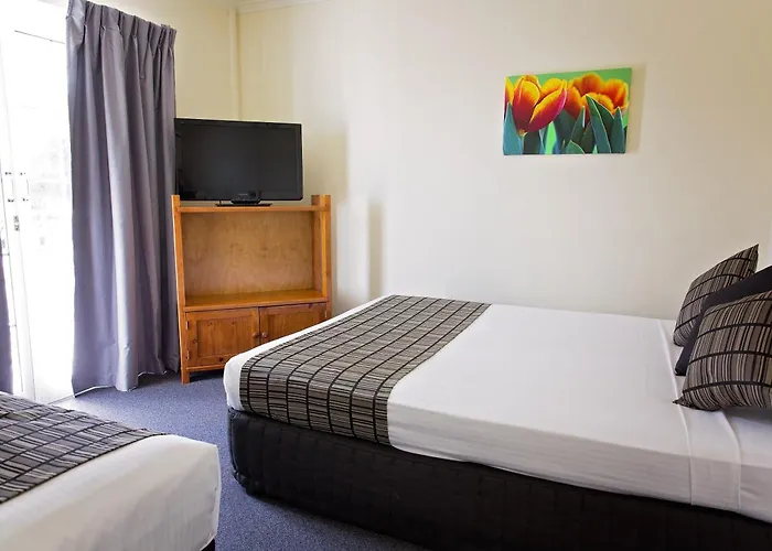 Central hotel: White Lace Motor Inn
