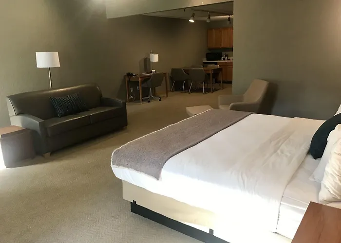 Hotel with pool: Treetops Resort