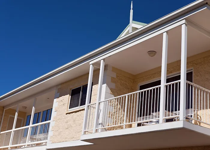 Central hotel: White Lace Motor Inn