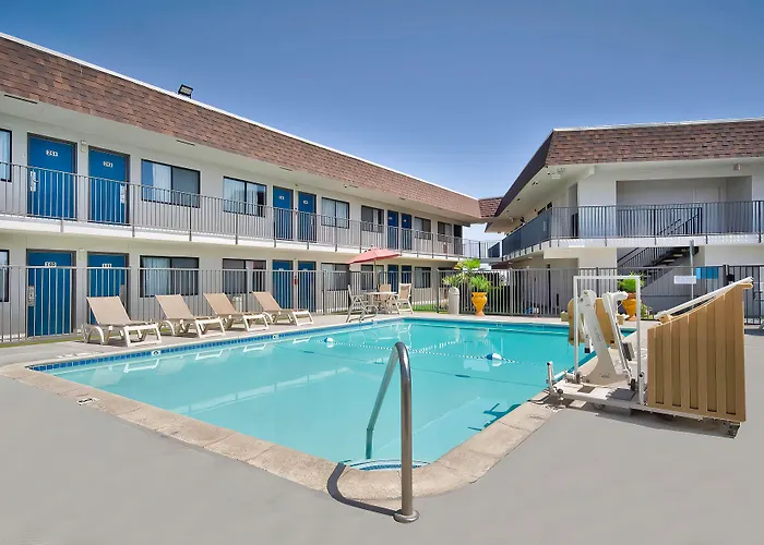 Cheap hotel: Motel 6-Palmdale, Ca