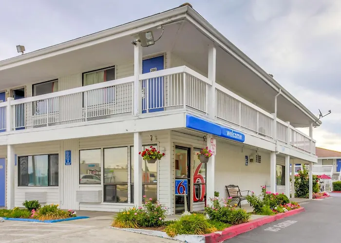 Cheap hotel: Motel 6-Medford, Or - North
