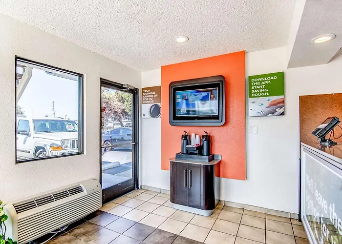 Golf hotel: Motel 6-Stockton, Ca - Charter Way West