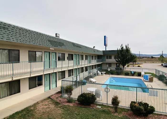 Hotel near College: Travelodge By Wyndham Raton