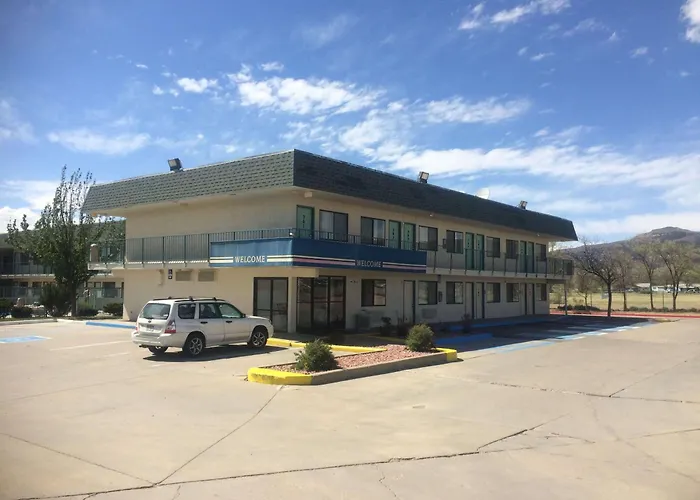 Hotel near College: Travelodge By Wyndham Raton