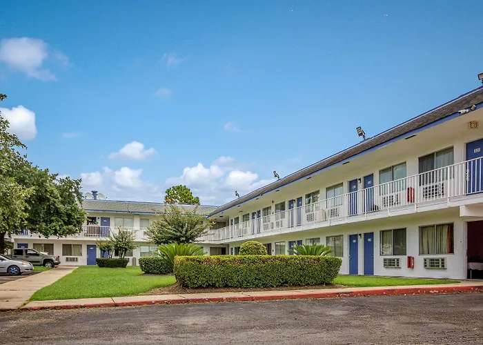 Hotel with pool: Motel 6-Conroe, Tx