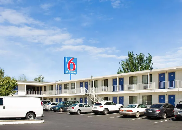 Hotel with pool: Motel 6-Tacoma, Wa - Fife