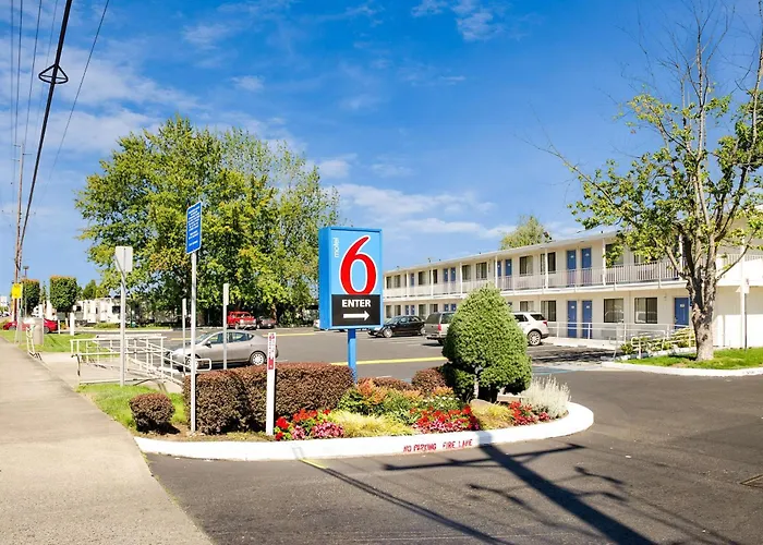 Hotel with pool: Motel 6-Tacoma, Wa - Fife