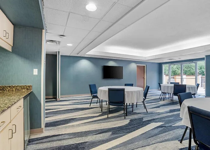Hotel with pool: Comfort Suites Gastonia - Charlotte