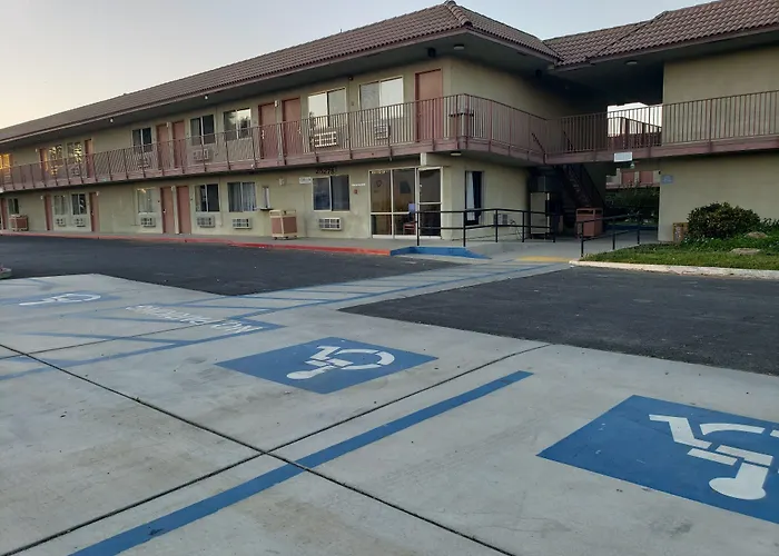 Pet Friendly hotel: Baymont By Wyndham Coalinga