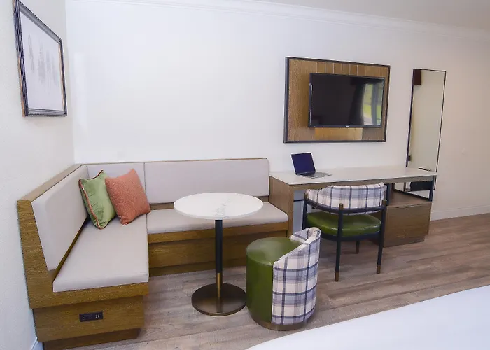 Hotel with pool: The Woodrose- Newly Renovated