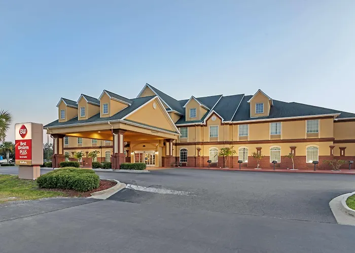 Hotel with pool: Best Western Plus Bradbury Inn And Suites