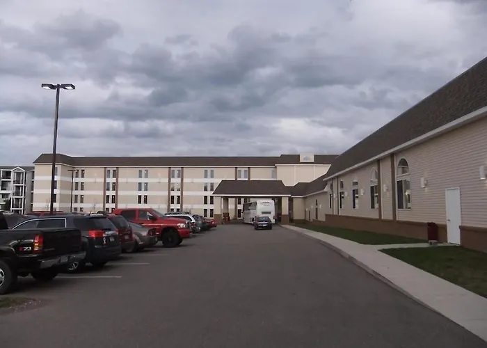 Cheap hotel: Mackinaw Beach And Bay Inn & Suites