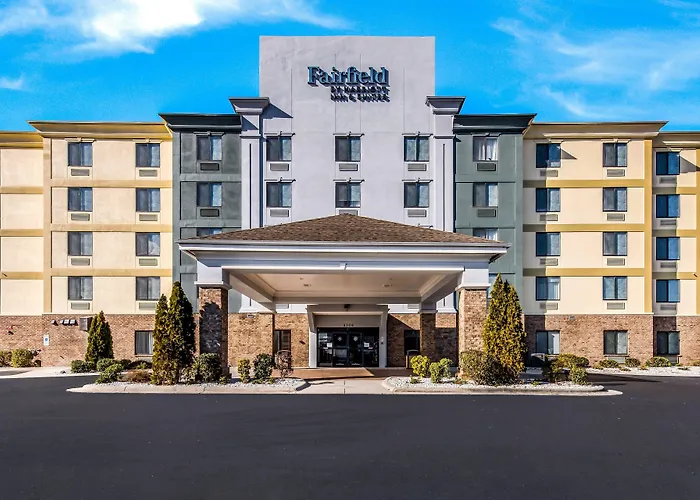 3 star hotel: Fairfield By Marriott Inn & Suites Greensboro Coliseum Area