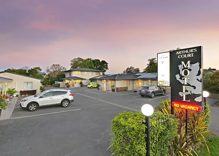 Hotel with view: Arthur'S Court Motor Lodge