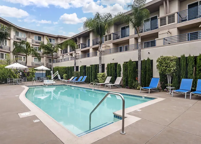 Hotel with pool: Best Western Plus Marina Gateway Hotel