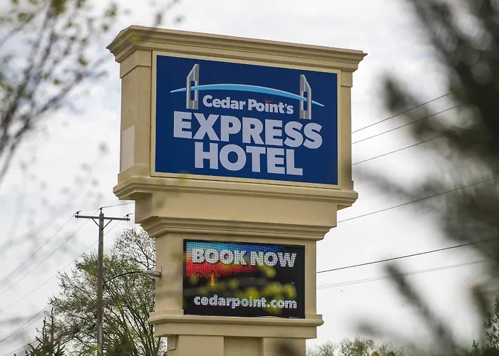 Сity center hotels Cedar Point'S Express