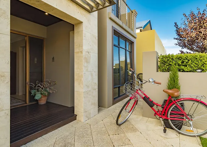 Family Hotel: The Beach House At Bayside