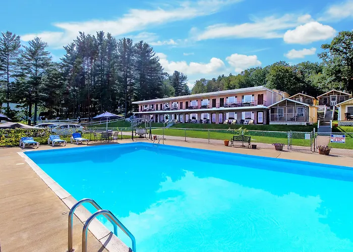 Half Moon Motel & Cottages