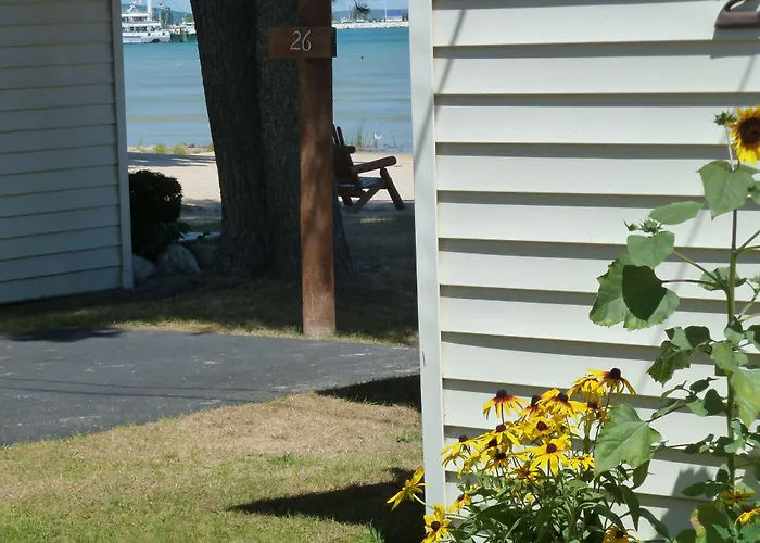 Beach House Lakeside Cottages