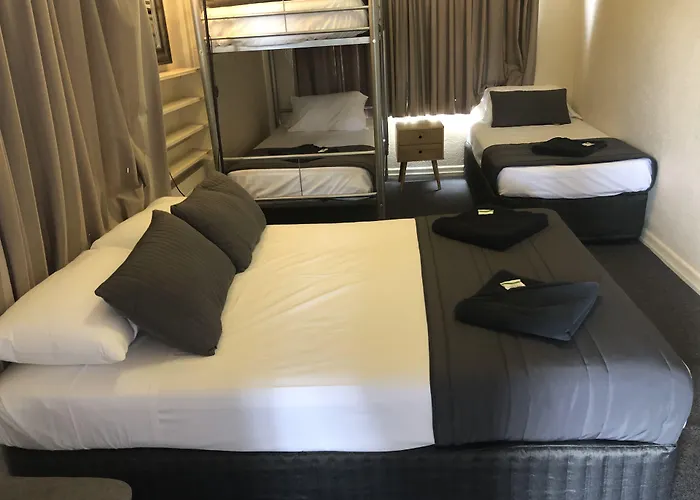 Kingsford Riverside Inn