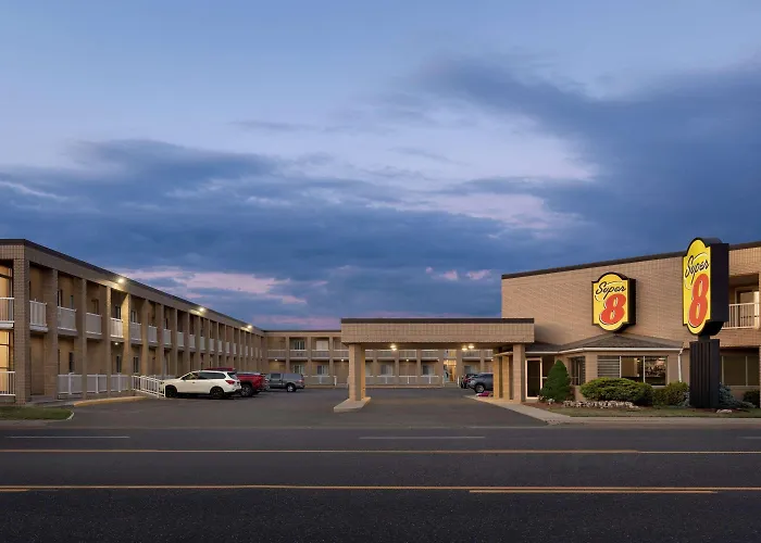 Pet Friendly hotel: Super 8 By Wyndham Windsor/Dougall