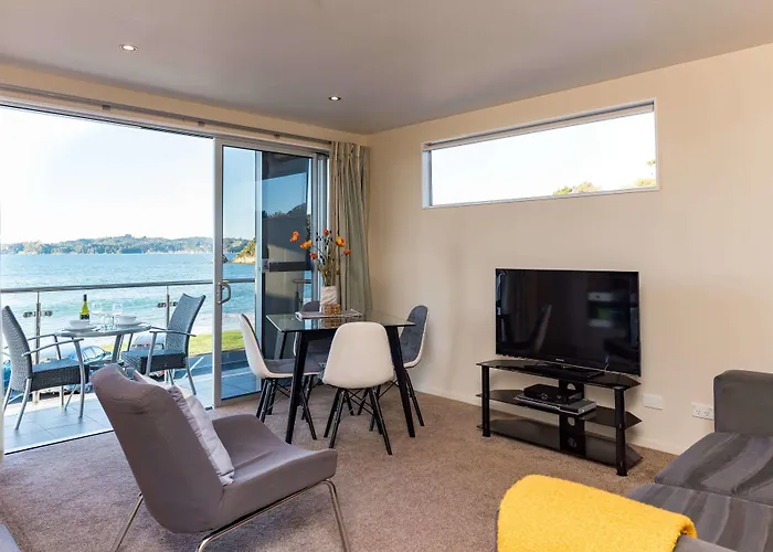 Beach hotel: Edgewater Palms Apartments