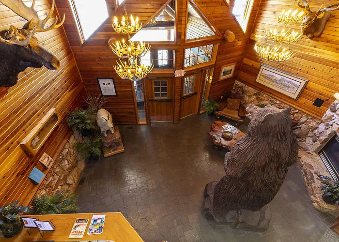 Hotel with pool: Lodge At Palmer Gulch