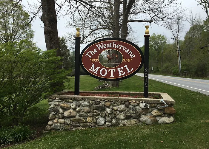 Hotel near College: Weathervane Motel
