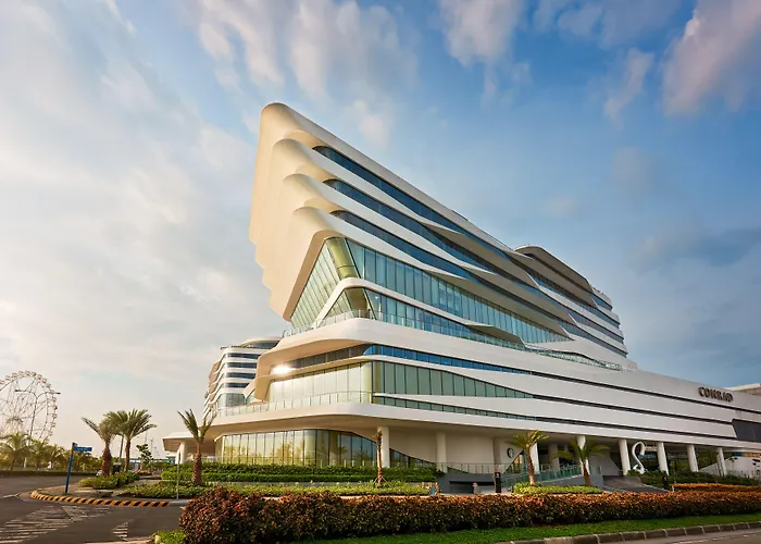 Central hotel: Conrad Manila