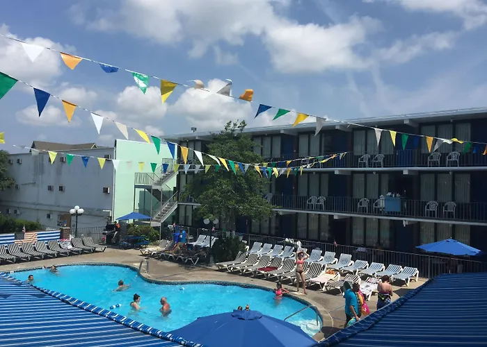 Hotel near College: Brittany Motel