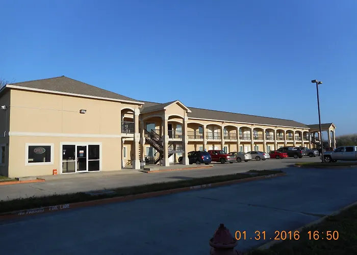 Crossroads Inn & Suites