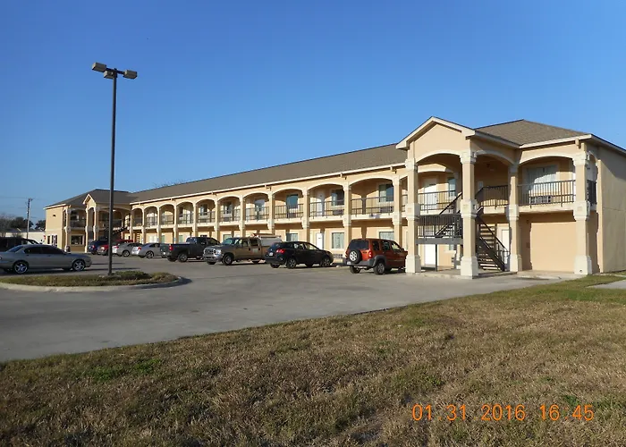 Crossroads Inn & Suites