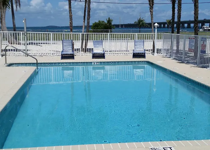 Cheap hotel: Knight'S Key Suites