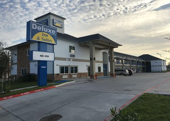 Deluxe Inn & Suites - Baytown