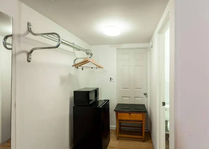 Hotel near College: Flamingo Motel