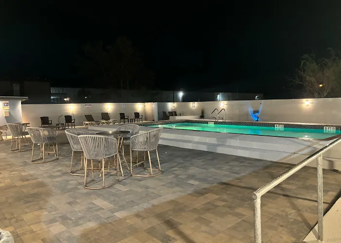 Cheap hotel: Deluxe Inn & Suites