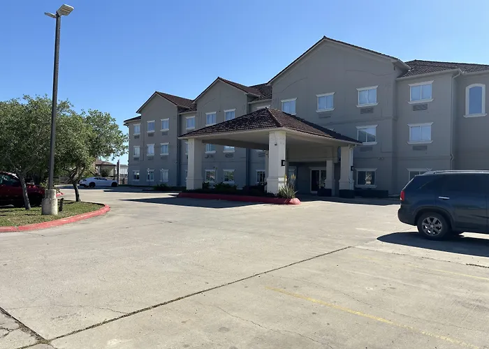 Cheap hotel: Deluxe Inn & Suites