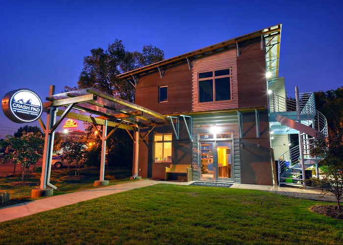 Hotel near College: The Crash Pad: An Uncommon Hostel