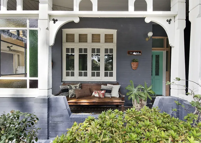 Pet Friendly hotel: Manly Waves Studios & Apartments