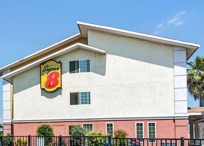 Hotel with pool: Super 8 By Wyndham Sacramento/Florin Rd