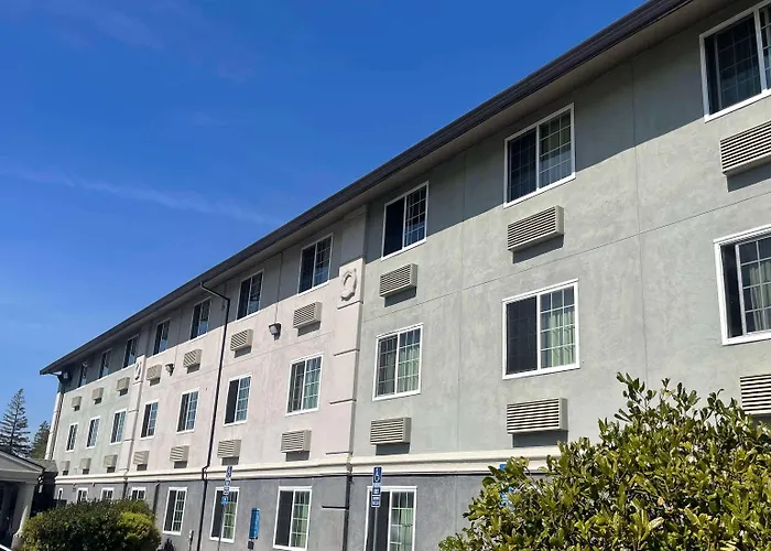 Hotel with pool: Super 8 By Wyndham Sacramento/Florin Rd