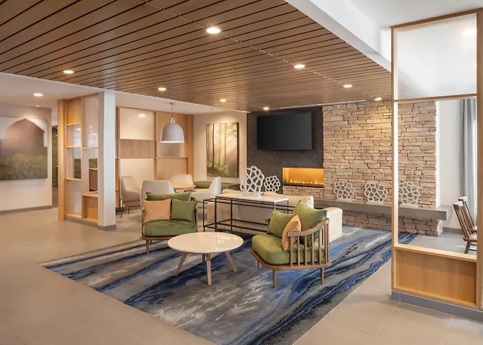 Hotel with pool: Fairfield Inn & Suites By Marriott Fresno North/Shaw Avenue